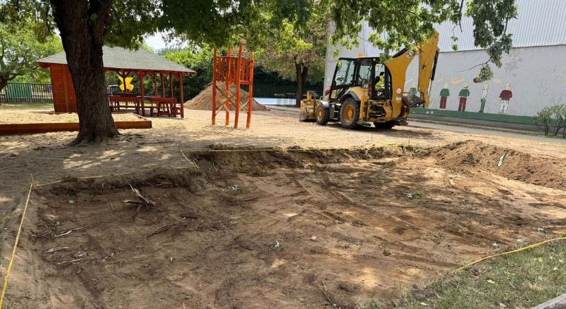 Nincs lazítás a szünidőben sem, megújul az általános iskola udvara