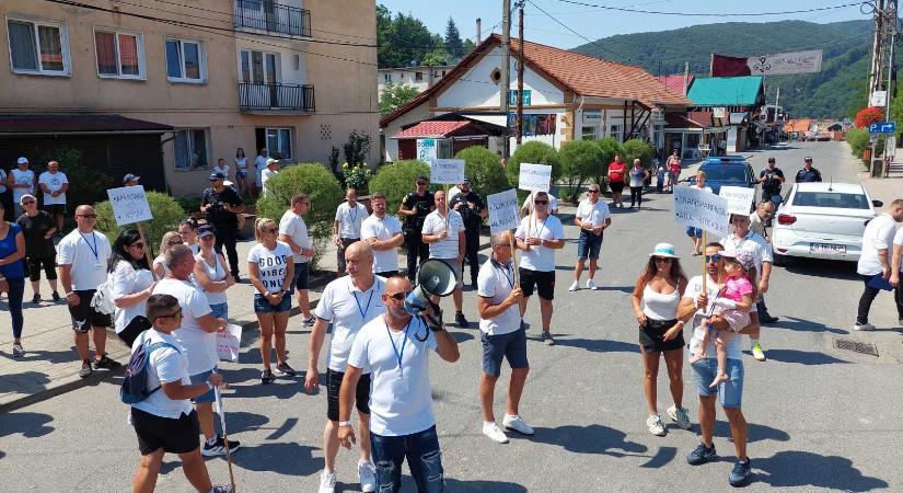 Felelősségre vonást, élhető jövőt és új bányát követeltek Parajdon a tüntetők