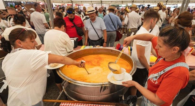 Kígyózó sorok álltak a sátor előtt, mindenki a tiszacsegei halászlét akarta! - fotókkal