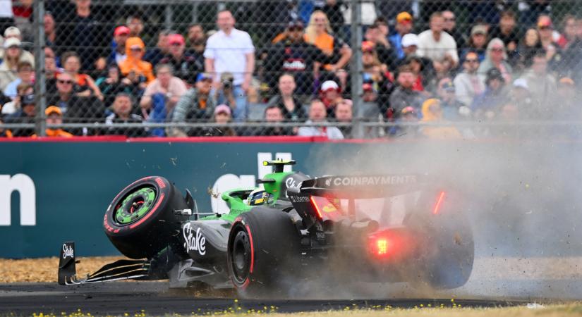 Menet közben szakadt le a Formula–1-es autó bal első kereke – videó!