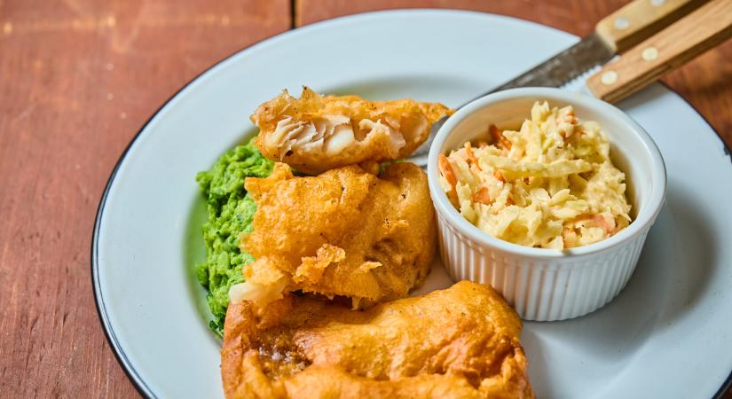 Sörtésztában sült hal zöldborsópürével és házi majonézes coleslaw salátával
