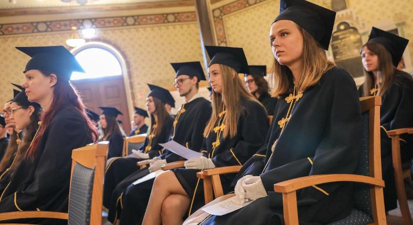 Csodaszép üzenettel búcsúzott a győri dékán a végzősöktől – Rengeteg fotó a diplomaátadóról