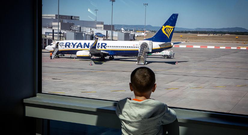 Hatalmas pánik tört ki a Ryanair gépén: a szárnyról ugráltak le az utasok, sokan megsérültek – videó