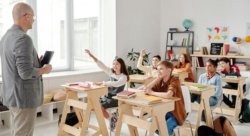 Az oktatási miniszter csökkentené az igazgatók számát, az osztályokban pedig növelné a diáklétszámot