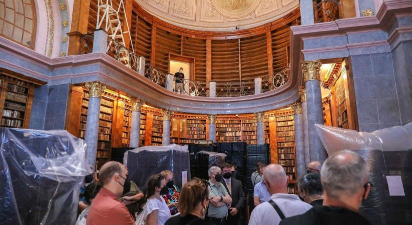 Biológiai tananyag lett Pannonhalmán a könyveket megtámadó kenyérbogár