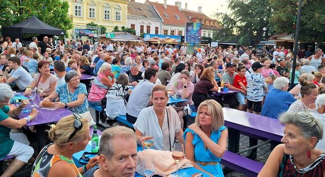 ROZÉ, RIZLING, JAZZ FESZTIVÁL – Megtelt az Óváros tér