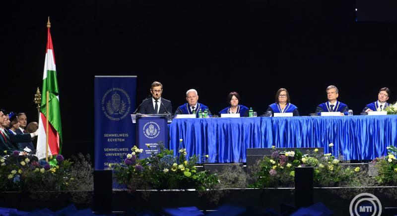 Hankó Balázs kultuszminiszter szuverenistázott egyet a Semmelweis doktoravatásán