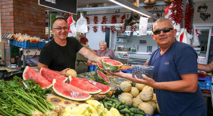 Felvágva, szeletekben hódít a nyár slágergyümölcse – a görögdinnye ára még az egekben (galéria, videó)