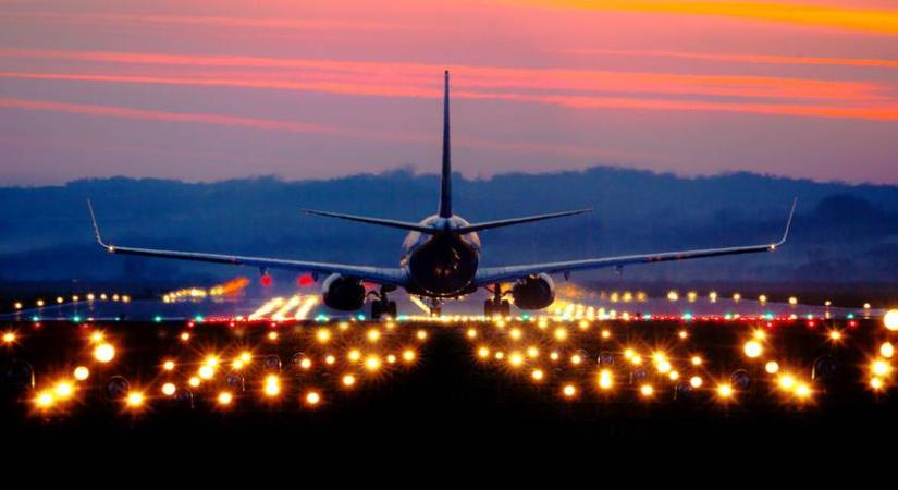 Pánik tört ki egy Ryanair gépen: videón a szárnyról leugráló utasok