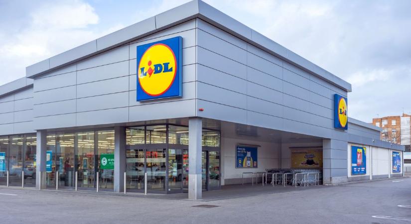 Több a soknál: a bolt parkolója tele, a vevőknek már nem jut hely