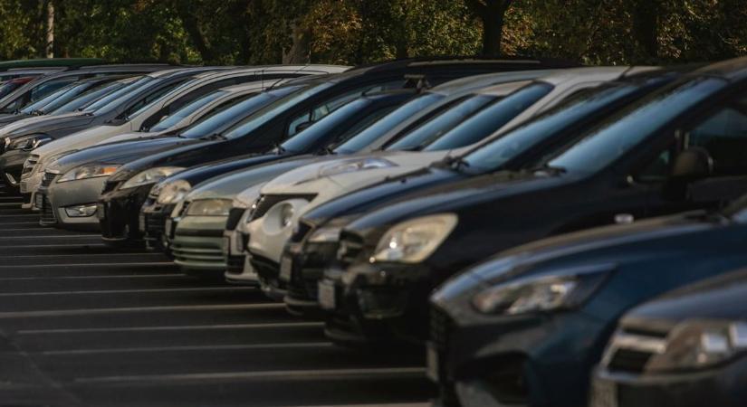 Már kétszer is bűnbe esett egy autós a debreceni Aldi parkolójában, a kamera is felvette – fotóval!