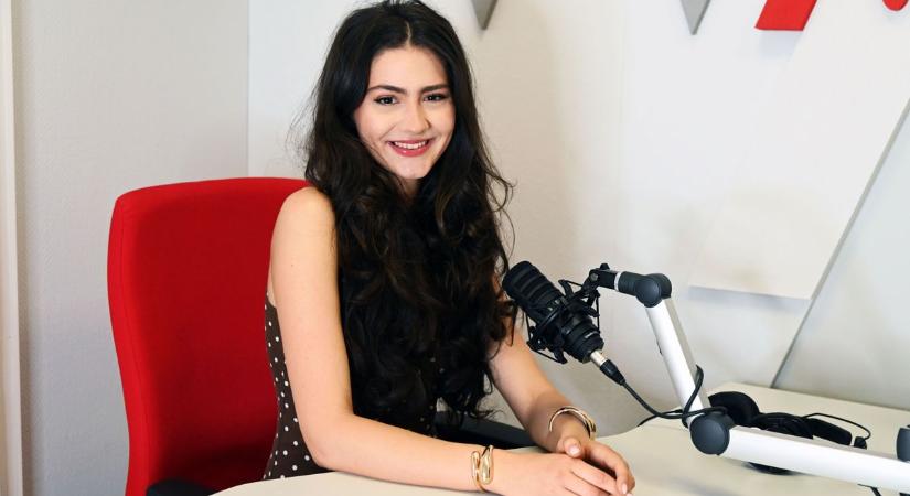 Gyönyörű, bájos, közvetlen, okos, és céltudatos. Ő a törökszentmiklósi Csapó Dorka, a Miss Word Hungary harmadik helyezettje