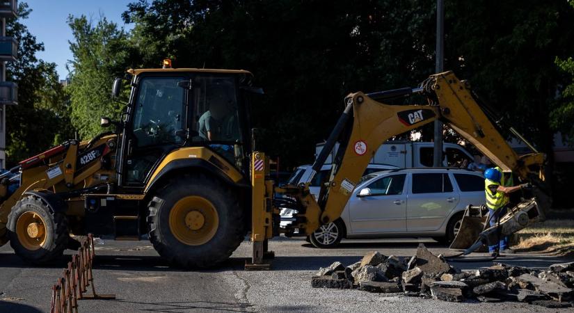 Újabb csőtörés Debrecenben, a vizet is el kellett zárni az egyik lakótelep egy részén – fotókkal!
