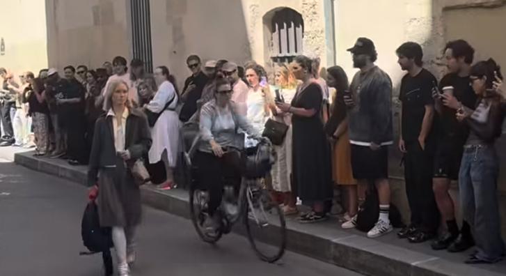 Véletlenül keresztül bicikliztek a Párizsi Divathét egyik bemutatóján