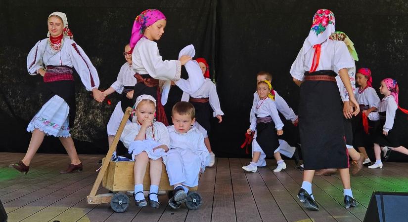 Bemutatkoztak a helyi csoportok, majd fellépett a Ladánybene 27 is  fotók