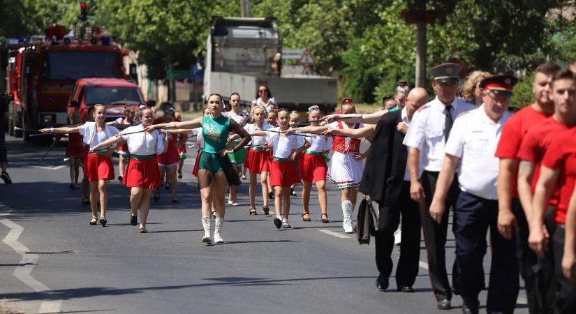 Díszmenet, mazsorettek, múltidézés – nagy nap volt ez a tűzoltóknak Törökszentmiklóson – galériával