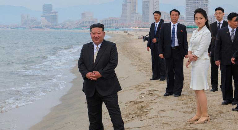 Hiába épült fel az észak-koreai luxusüdülő, ott csak a vezér haverjai süttethetik a hasukat