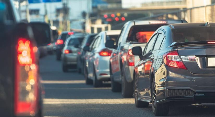 Árokba borult egy személyautó az M3-ason Atkár közelében