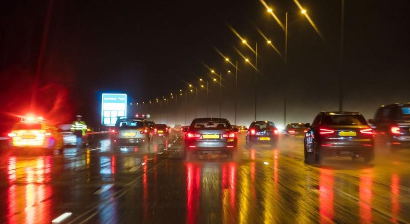 Letért az útról és az árokba csapódott - drámai pillanatok az M3-ason