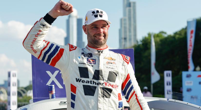 NASCAR: Agresszív manőverrel győzött, majd az orvosi központban kötött ki Shane van Gisbergen Chicago utcáin