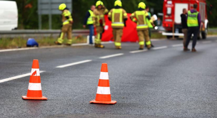Megbénult a forgalom: árokba borult egy busz Kunszentmártonnál