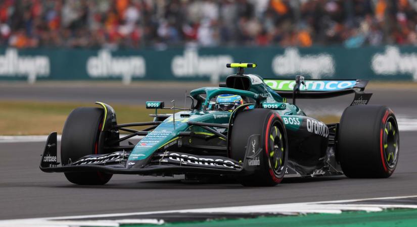 Apró fejlesztés, biztató eredmény – Alonso a 7. helyről rajtolhat Silverstone-ban