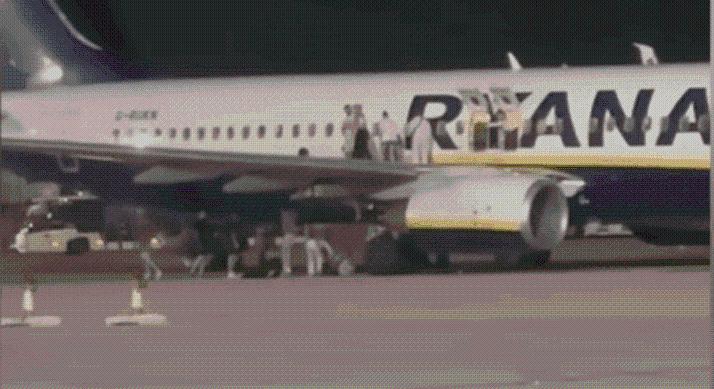 Mi történt a Ryanair-járaton? – Pánik tört ki, az utasok a gép szárnyán át menekültek