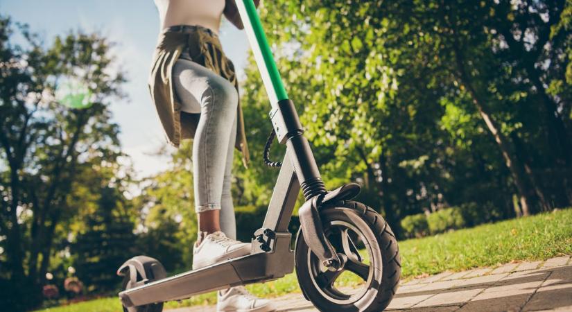 Rolleresek száguldanak, zenét hallgatnak – észre sem veszik a mentőt!