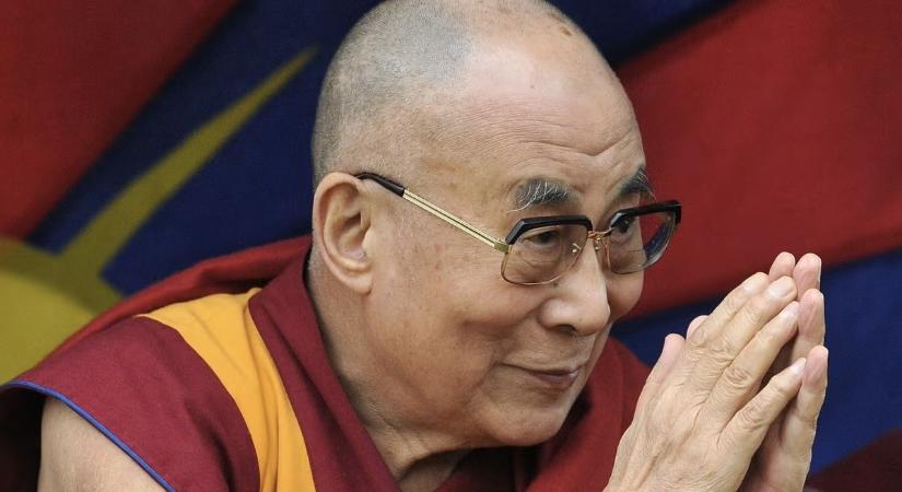 Kilencvenéves a dalai láma