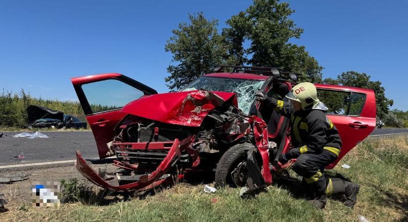 Halálos baleset történt a 4-esen, többen is beszorultak a roncsokba (fotókkal, videóval)