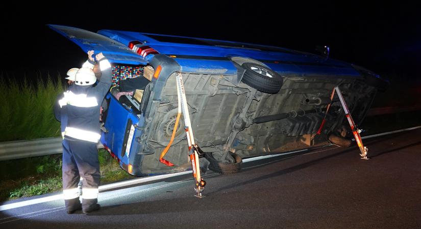 Baleset a 442-es főúton, árokba borult egy busz, sokan megsérültek