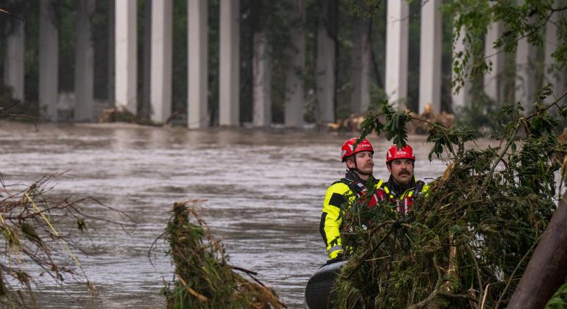 Álmukban érte a gyerekeket a gyilkos árvíz a texasi táborban - Eddig 51 halálos áldozatot találtak meg - videó