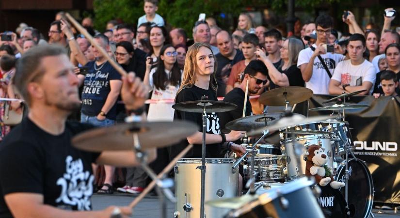 40 dobszerkó, 45 dobos és vegytiszta rock and roll a Dobó téren  fotók, videó