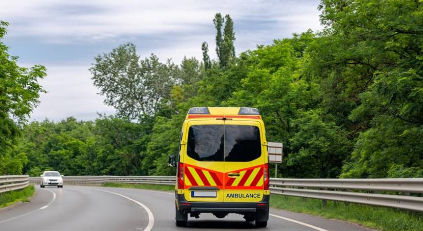 77 utassal borult az árokba egy busz Kunszentmártonnál - Sok a sérült, lezárták a főutat