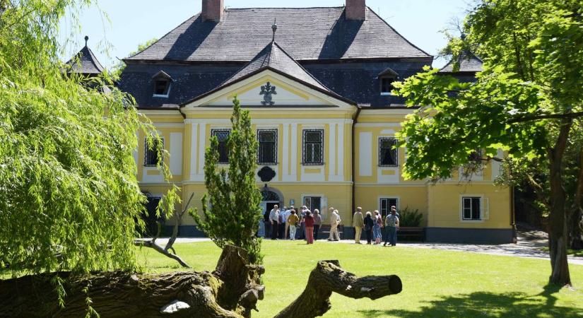 Nemesi családok sarjai látogatták végig egykori kastélyaikat - képek, videó