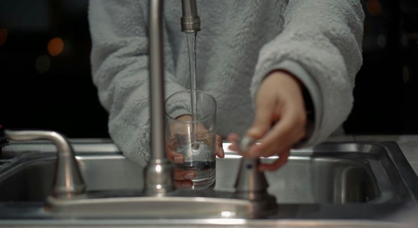 Ha nyaralni mész, mindig hagyj egy pohár vizet a mosogató mellett – ez az oka