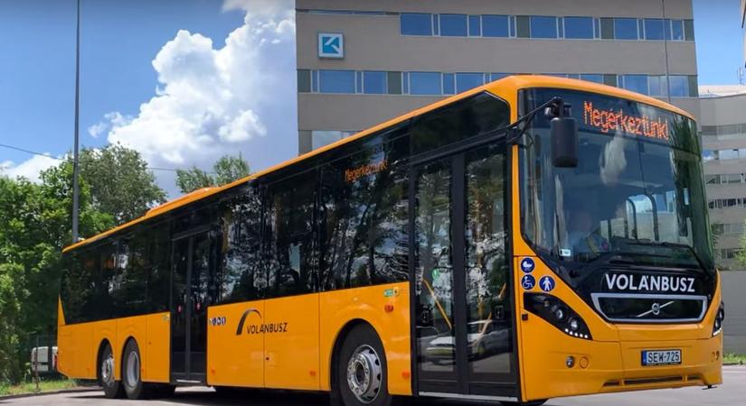 Buszbaleset: utasokkal teli busz hajtott árokba vasárnap reggel