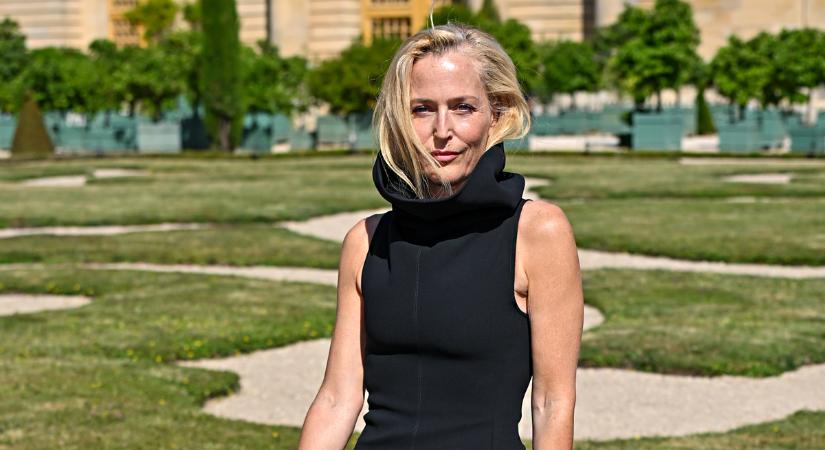 Az 56 éves Gillian Anderson menő ruhát viselt: stílusos sztárok a párizsi divathéten