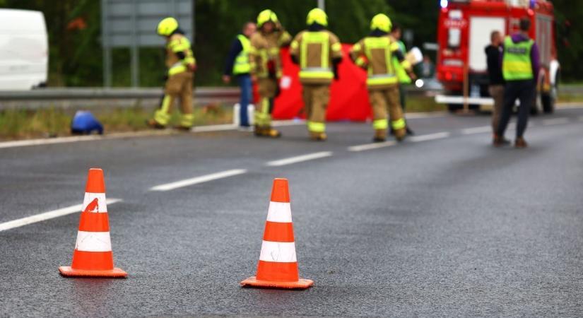 Árokba borult egy busz, gyerekek is megsérültek, több mentő a helyszínen