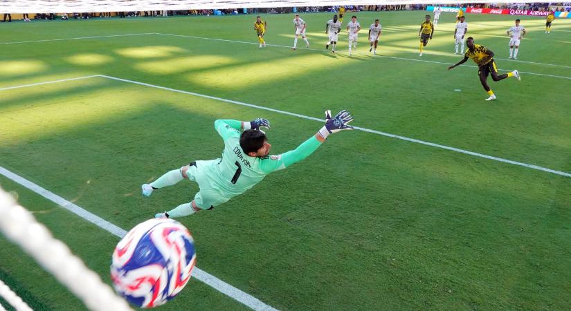 Courtois megmentette a végén hibát hibára halmozó Madridot, összeállt a végső négyes