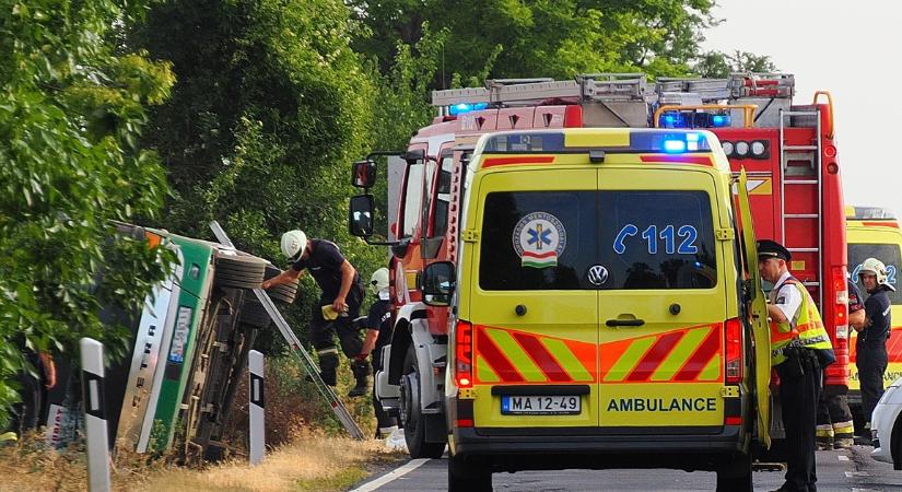 11 gyerek sérült meg a Kunszentmártonnál történt buszbalesetben - egy 17 éves lány állapota életveszélyes