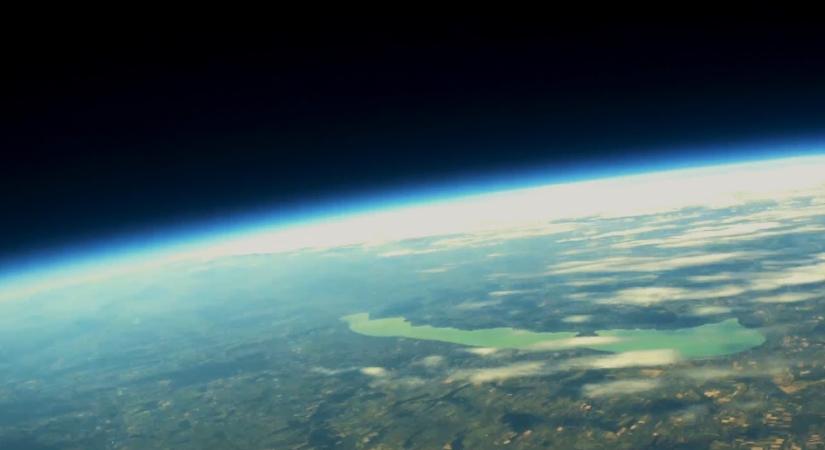 Űrfelvételen látszik a rendkívüli a Balatonnál, sokkolt a külföldi a látványtól