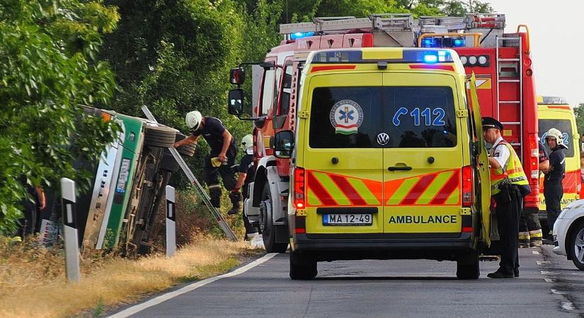 Buszbaleset történt a főúton, több gyermek súlyosan megsérült
