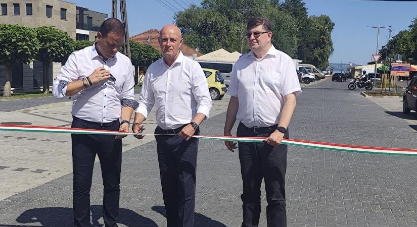 Annyi a turista, hogy új parkolókat kellett építeni Zamárdiban