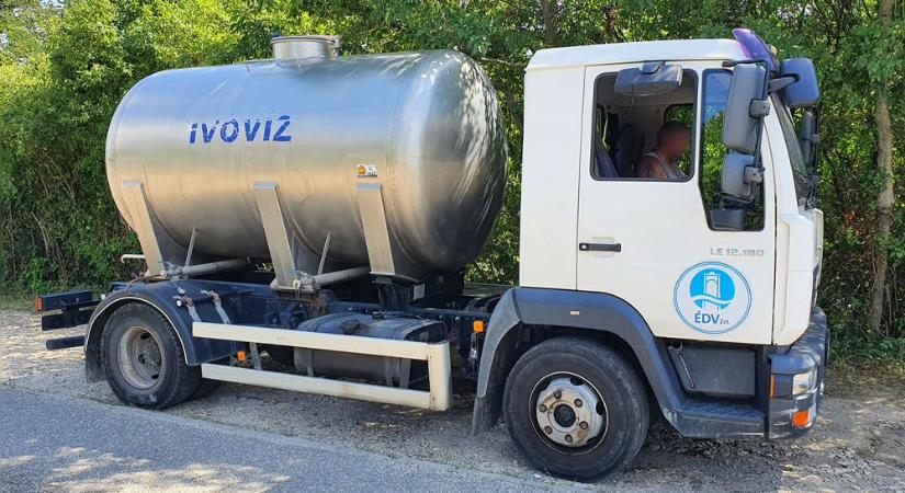 Vízhiány: Estére elfogy a víz Gödöllőn, egyre nagyobb a baj az agglomerációban: Szadán, Fóton és Veresegyházon már bevetették a lajtos kocsikat is