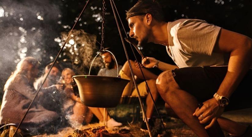 Van, aki a szőlővesszőre esküszik, más a füstölt szalonnára vagy a borra, de az sem baj, ha éhesek a vendégek – utánajártunk, mi a jó bográcsos étel titka!
