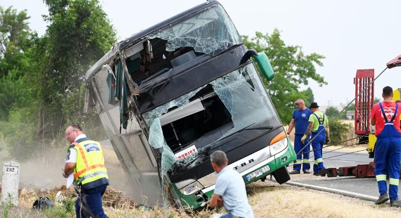 Drámai fotókon a hajnali buszbaleset helyszíne – A sérültek többsége gyerek