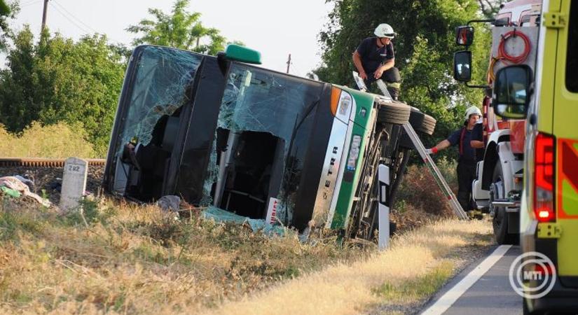 Tizenhárom mentőautó érkezett a buszbalesethez, életveszélyes és súlyos sérült is van – friss galériával videóval