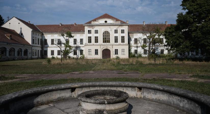 Jogerősen is pert nyert a DK a kastélyprivatizációk ügyében Lázár János minisztériuma ellen