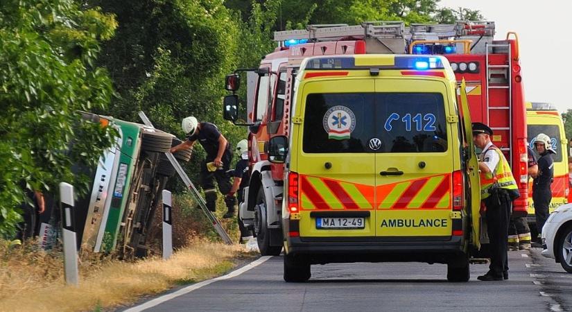 Rémisztő fotók jöttek a ma reggeli buszbalesetről: gyerekek szenvedtek súlyos, életveszélyes sérüléseket